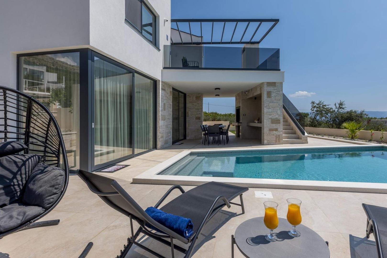 Willa Luxury Roma 1 ,with Heated Saltwater Pool, Parking, High Speed Internet, Bbq,